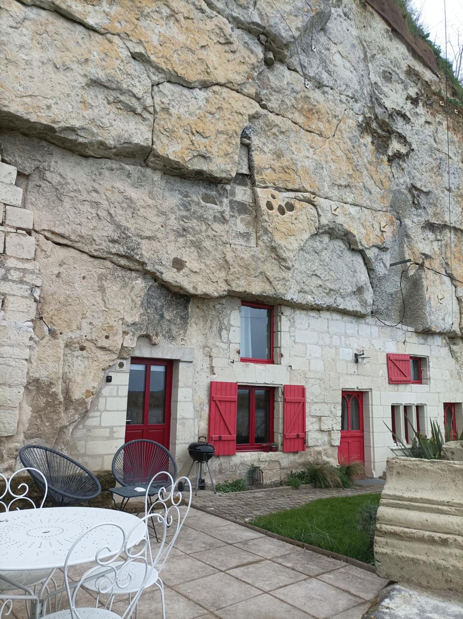 מונסורו Gite Des Perreyeurs - Maison Troglodyte Avec Vue Sur Loire מראה חיצוני תמונה