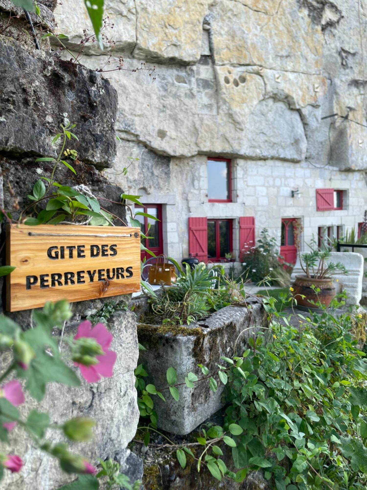 מונסורו Gite Des Perreyeurs - Maison Troglodyte Avec Vue Sur Loire מראה חיצוני תמונה